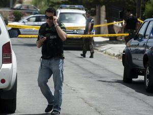 شرطي قبرصي امام منزل اللبناني الذي القي القبض عليه
