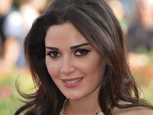 سيرين عبدالنور أميرة ساحرة الجمال بفستان باللون الأزرق الفاتح