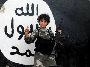 مقاتلان من تنظيم داعش رفعا راية التنظيم فوق مبنى بكركوك