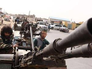 اشتباكات عنيفة تدور الآن بين أهالي المنطقة ومنفذي الهجوم المسلح