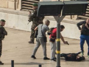  شهود عيان سمعوا المهاجم يصيح مرددا باللغة العربية عبارة "الله أكبر" 
