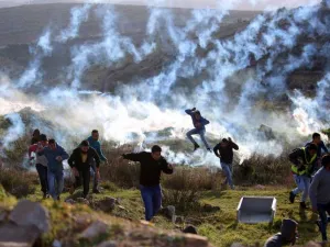 مستوطنون يحرقون منزلاً فلسطينياً جنوبي الضفة
