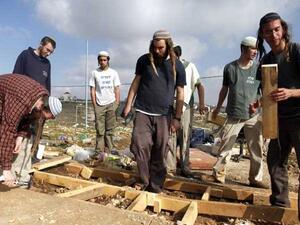 الإحتلال الإسرائيلي يزيل بؤرة استيطانية شمالي الضفة الغربية
