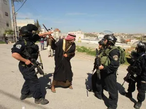 جيش الاحتلال يعتقل عائلة فلسطينية مكونة من 8 أفراد قرب رام الله