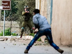 أشارت الصحيفة إلى أن الشاب الفلسطيني قد تمكن من الانسحاب من المكان