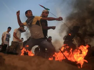 إصابة جنديين إسرائيليين وعدد من الفلسطينيين باشتباكات بمخيم قلنديا شمال القدس