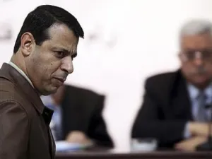 مئات من أنصار محمد دحلان حرقوا في غزة الخميس الماضي صورا لعباس 