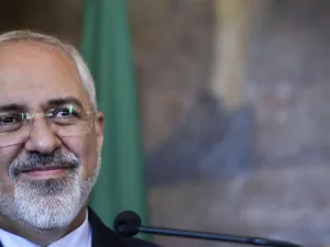الشارع الإيراني يفضل "المفاوض" ظريف على "المقاتل" سليماني