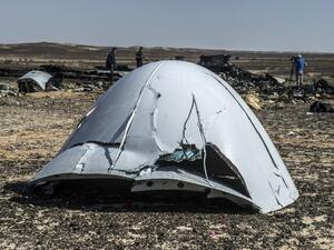 Debris of the A321 Russian airliner lie on the ground a day after the plane crashed in Wadi al-Zolomat, a mountainous area in Egypt's Sinai Peninsula, on November 1, 2015. (AFP/Khaled Desouki)