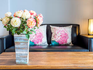 وضع القليل من الورود المجففة على طاولة الوسط
 وضع القليل من الورود المجففة على طاولة الوسط