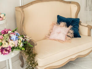 يمكنك البدء بتغيير وجوه الوسائد القديمة وأغطية الأرائك في غرفة الجلوس
 يمكنك البدء بتغيير وجوه الوسائد القديمة وأغطية الأرائك في غرفة الجلوس