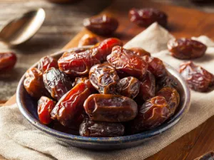 أفضل السحور ما يحتوي على التمر أو الموز مع كوب من الروب