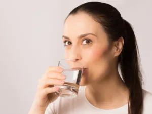 يعتمد رجيم الماء على شُرب كميات كبيرة من الماء
