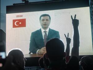 صلاح الدين دمرطاش مسجون بتهم أمنية ويواجه حكما بالسجن يصل إلى 142 عاما في حال إدانته 