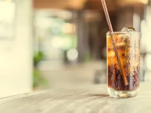 يؤثر شرب المياه الغازية على عمل الأنزيمات

