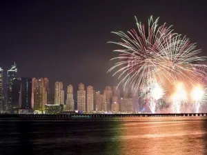 عيد الأضحى على الأبواب وها هي المدينة تستعد لاستقباله بالاحتفالات المبهجة وعروض الألعاب النارية (Shutterstock)
