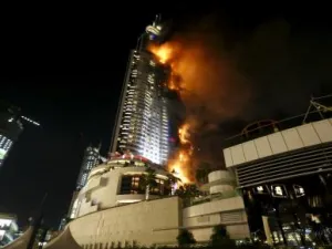حريق ضخم في فندق قرب برج خليفة في دبي 