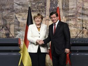 German Chancellor Angela Merkel (L) shakes hand with Turkish Prime Minister Ahmet Davutoglu after their meeting on October 18, 2015. (AFP/Bulent Kilic)