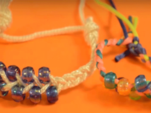 طريقة عمل أساور ملونة من الخرز بكل سهولة