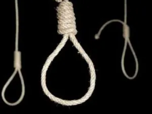 مصرية تعثر على ابنها مشنوقا بملابس نسائية مثيرة