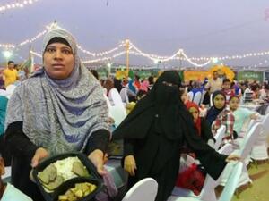 بالصور:حفل إفطار رمضاني في مصر بمأكولات فاسدة