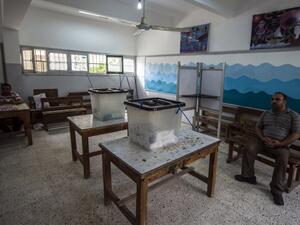 Egyptian election officials sit in an empty polling station during the second day of the first stage of parliamentary elections October 19, 2015. (AFP/Khaled Desouki)