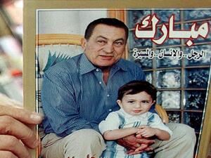 مبارك يكتب مذكراته.. 4 فصول تنتهي بكواليس التحضير لتوريث جمال