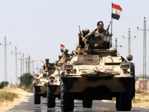 الأنباء التي تحدثت عن وجود طيارين مقاتلين عارية تمامًا من الصحة 