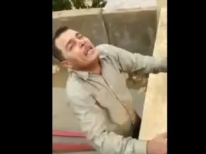 مصري ينتحب اثر غرق طفيله في سيول العاصمة الاردنية