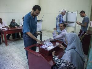 Egyptians vote at a polling station in Cairo’s Dokki district, on October 27, 2015. (AFP/Khaled Desouki)
