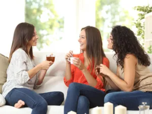 اخرجى مع أصدقائك وتناولوا الحلويات ولمدة يوم واحد انسى الرجيم

