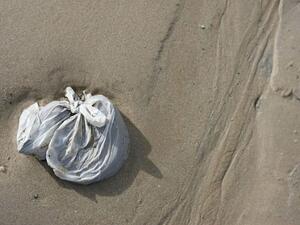  Villager in India eats sand from  plastic bags (AFP/File Photo)