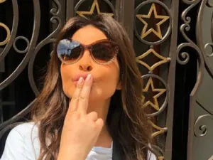 الفنانة اللبنانية "إليسا" خلال حضورها عرض أزياء إيلي صعب