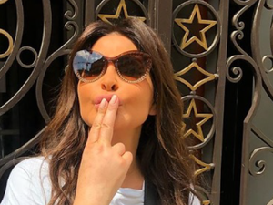 الفنانة اللبنانية "إليسا" خلال حضورها عرض أزياء إيلي صعب