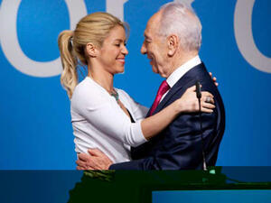 Shakira warmly greeting Israeli President