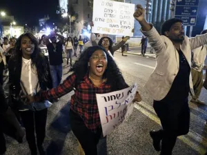 Ethiopians protested the beating of an Ethiopian-Israeli soldier in Tel Aviv earlier this week. (Twitter)