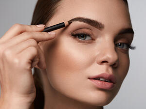 ليعطي وجهك طابعًا جميلًا للوجه يجب أن يكون شكل الحاجبين متناسبًا