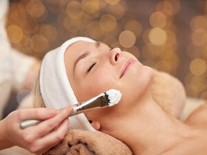  البشرة المختلطة تكون دهنية عند الوسط وجافة على الجانبين 