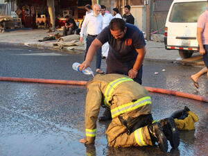  مساحة الحريق بلغت 5000 متر مربع واصيب اثنان من العمال بحروق بليغة ،