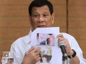اتهم دوتيرتي رئيس البلاد ومسؤولين كبارا بارتكاب جرائم ضد الإنسانية