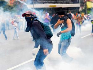 تجدد الاشتباكات في فنزويلا بعد مقتل متظاهر خامس
