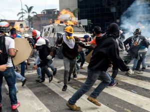 صدامات بين الشرطة والطلبة المتظاهرين في فنزويلا
