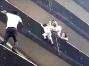  الطفل قد انزلق عمليا من الشرفة وتمسك بطرفها 