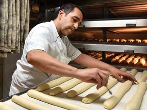 الإليزيه يختار تونسيًّا لصناعة خبز الرئيس الفرنسي