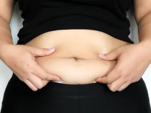 مشكلة تجمع الدهون في منطقة البطن مشكلة تعاني منها الكثيرات