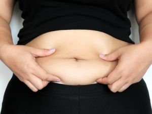مشكلة تجمع الدهون في منطقة البطن مشكلة تعاني منها الكثيرات