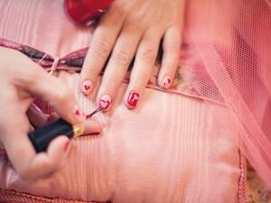 مزيل طلاء الأظافر بالفازلين