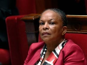 استقالة وزيرة العدل الفرنسية اعتراضا على اقتراح اسقاط الجنسية عمن يثبت تورطهم بالارهاب
