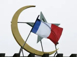 علم فرنسي فوق الجامع الكبير في باريس

