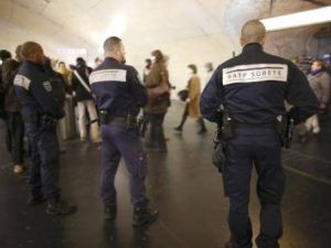 100 الف شرطي فرنسي لحماية احتفالات رأس السنة